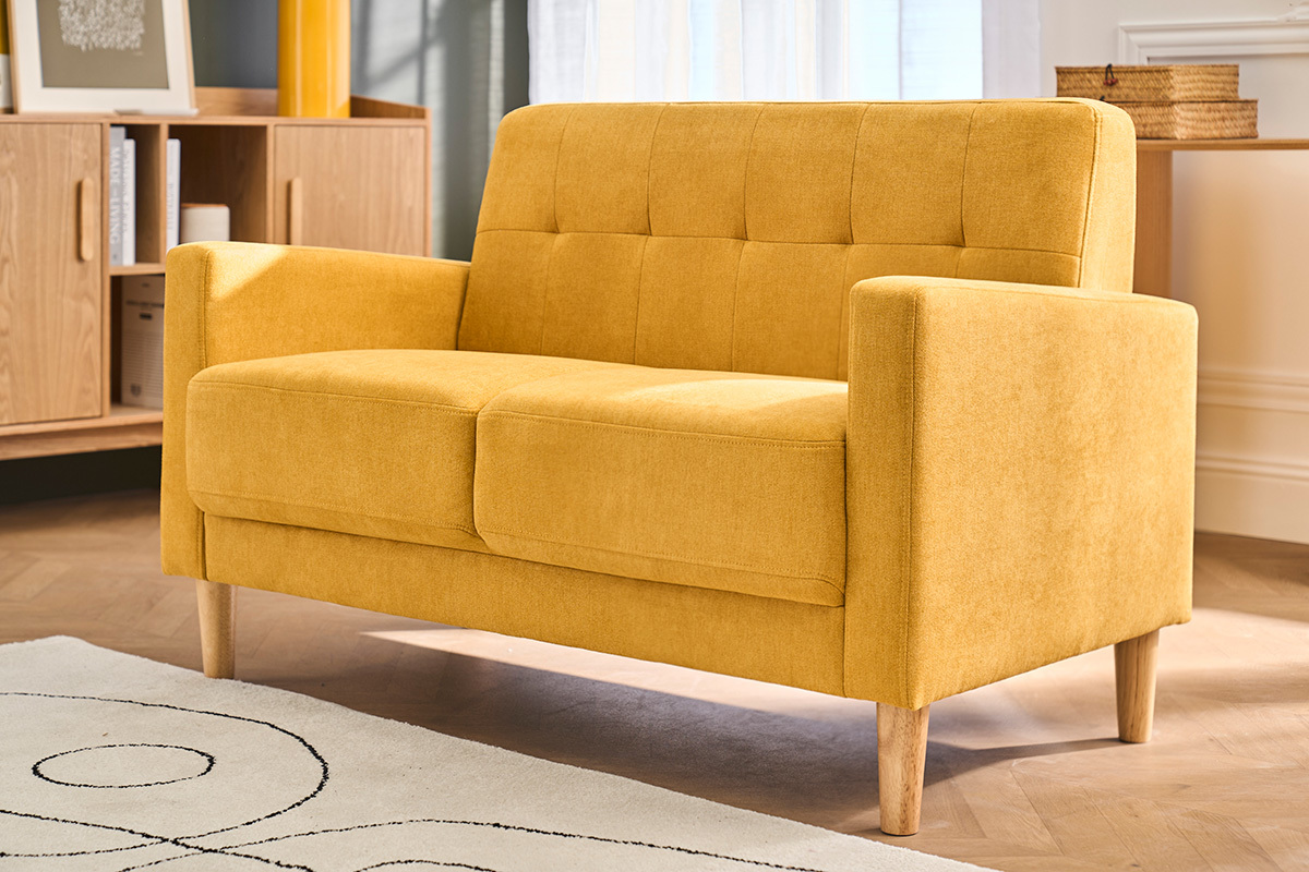 Skandinavisches 2-Sitzer-Sofa in Senfgelb, Holzf��e, Ansicht von der Seite in einem modernen Wohnzimmer.