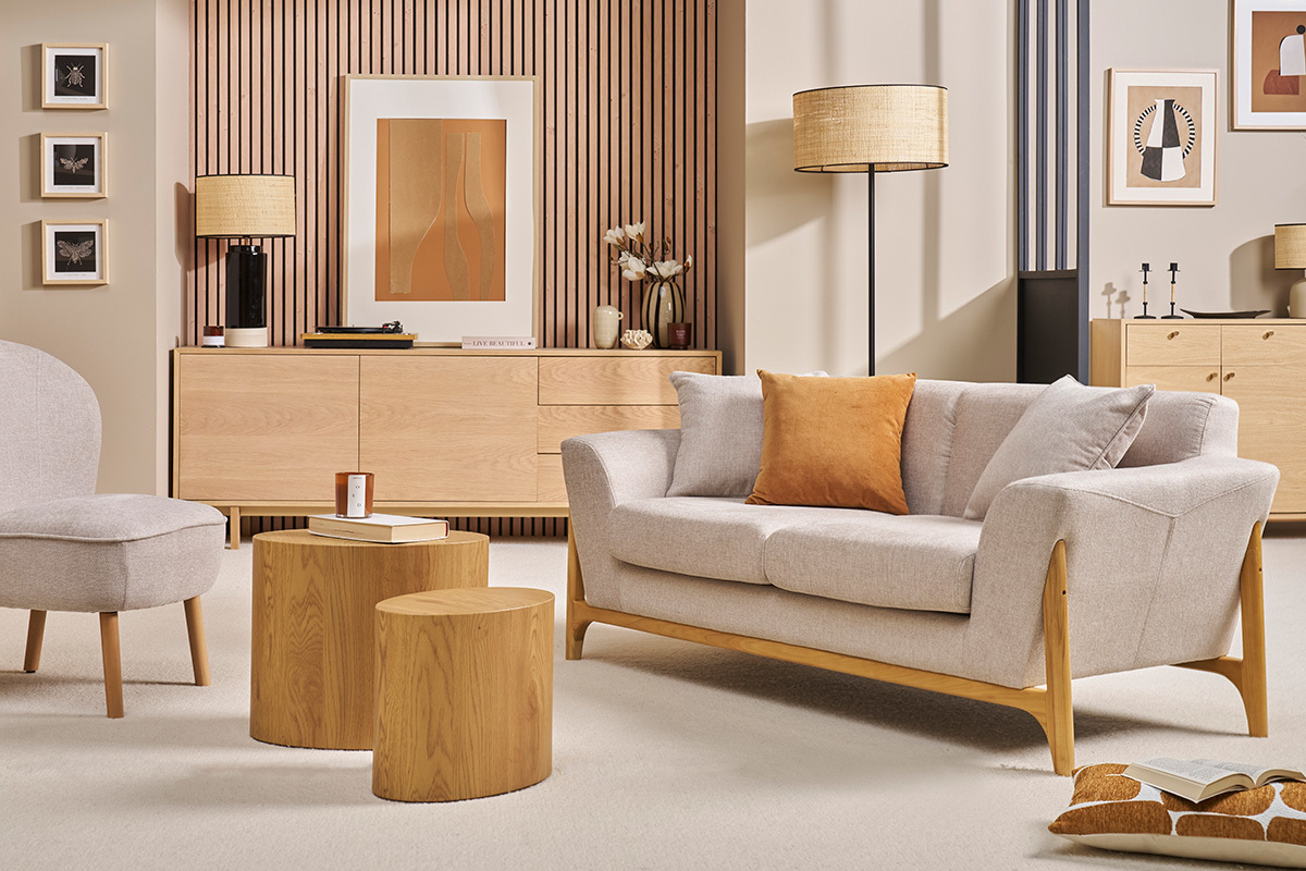 Skandinavisches 2-Sitzer Sofa in Beige, Samtoptik, aus Stoff, 3/4 Ansicht, in einem modernen Wohnzimmer.