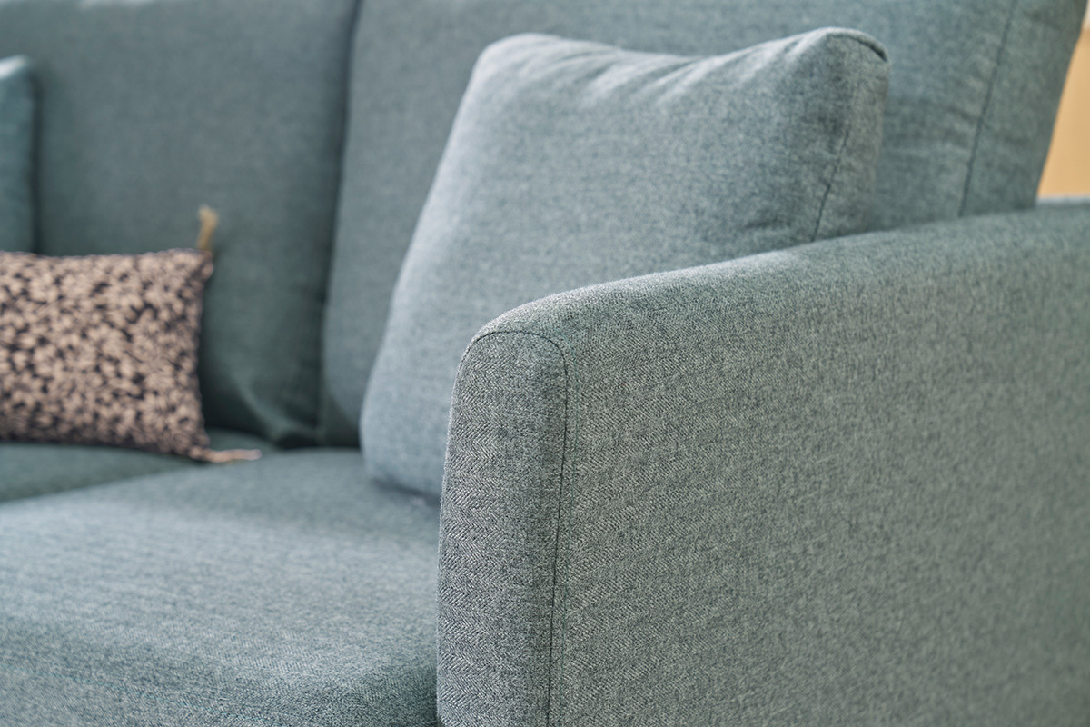 Zweier-Skandinavisches Sofa in Graugr�n aus Stoff, mit sichtbaren Armlehnen und Kissen.