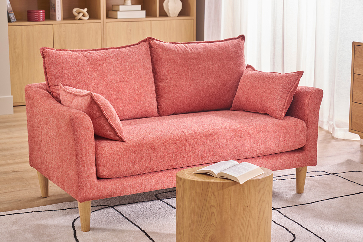 Skandinavisches 2-Sitzer Sofa in Terrakotta aus Samtstoff mit hellen Holzf��en, Frontalansicht.