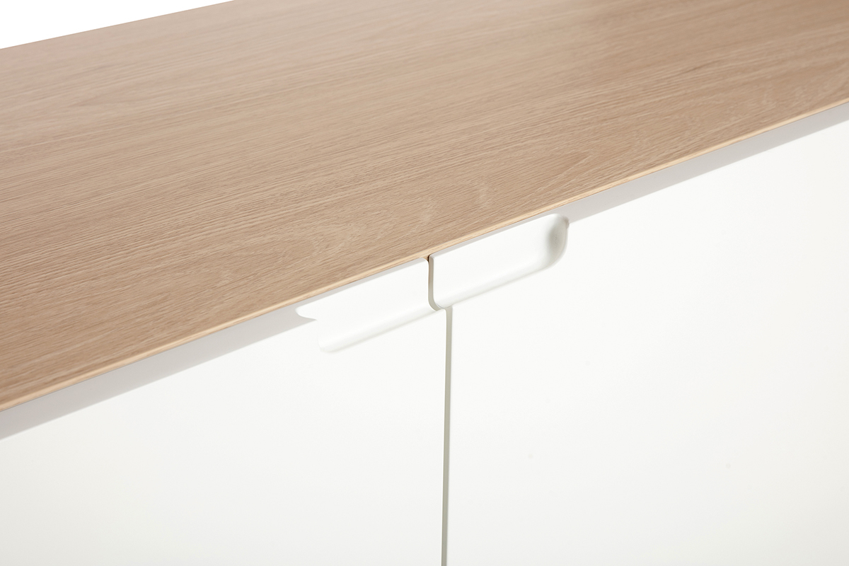 Draufsicht auf das wei�e skandinavische Sideboard LEANA mit heller Holzoberfl�che und grifflosen T�ren