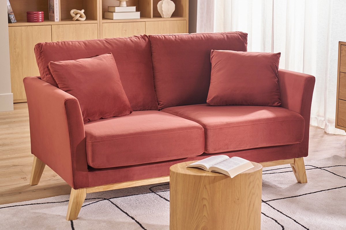 OSLO 2-Sitzer Sofa in rotem Samt mit Kissen auf Holzf��en, Frontansicht.