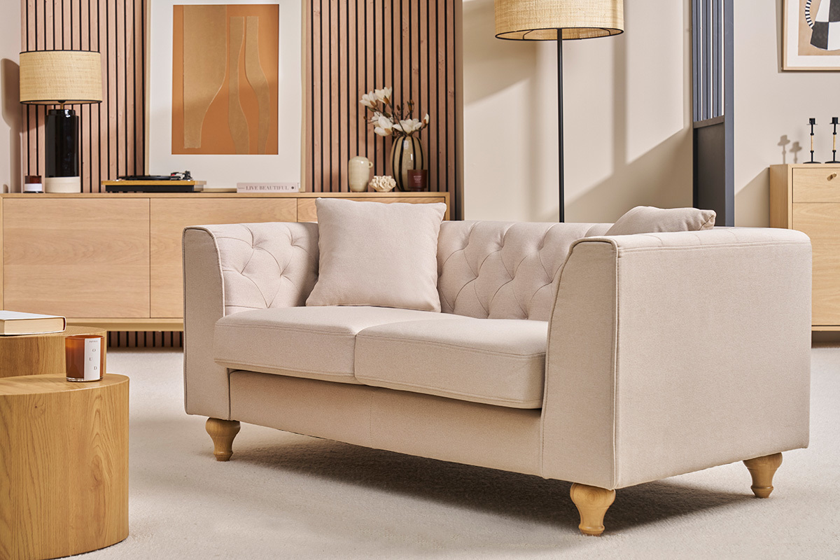 Beige 2-Sitzer-Sofa MONTAIGNE mit Armlehnen und gesteppter Rckenlehne, Frontansicht.