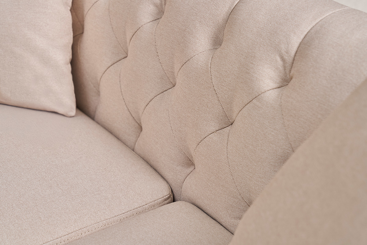 Nahaufnahme der gepolsterten Rckenlehne des 2-Sitzer Sofas aus beigem Stoff MONTAIGNE.