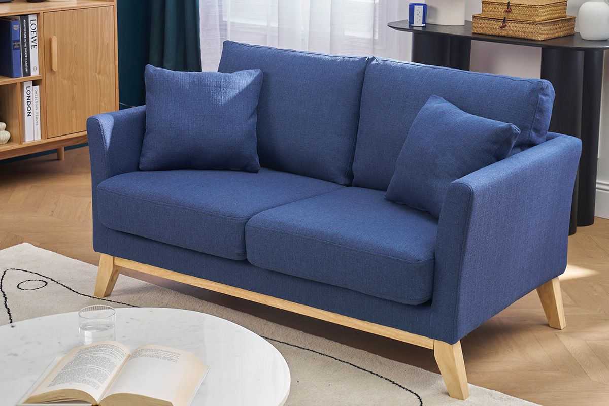 Dunkelblaues skandinavisches Zweisitzer-Sofa mit hellen Holzbeinen, Frontansicht.
