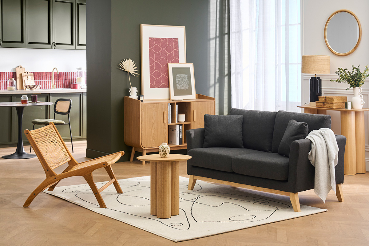 2-Sitzer Sofa OSLO in Dunkelgrau auf Teppich, mit Couchtisch und Holzstuhl, Frontansicht.