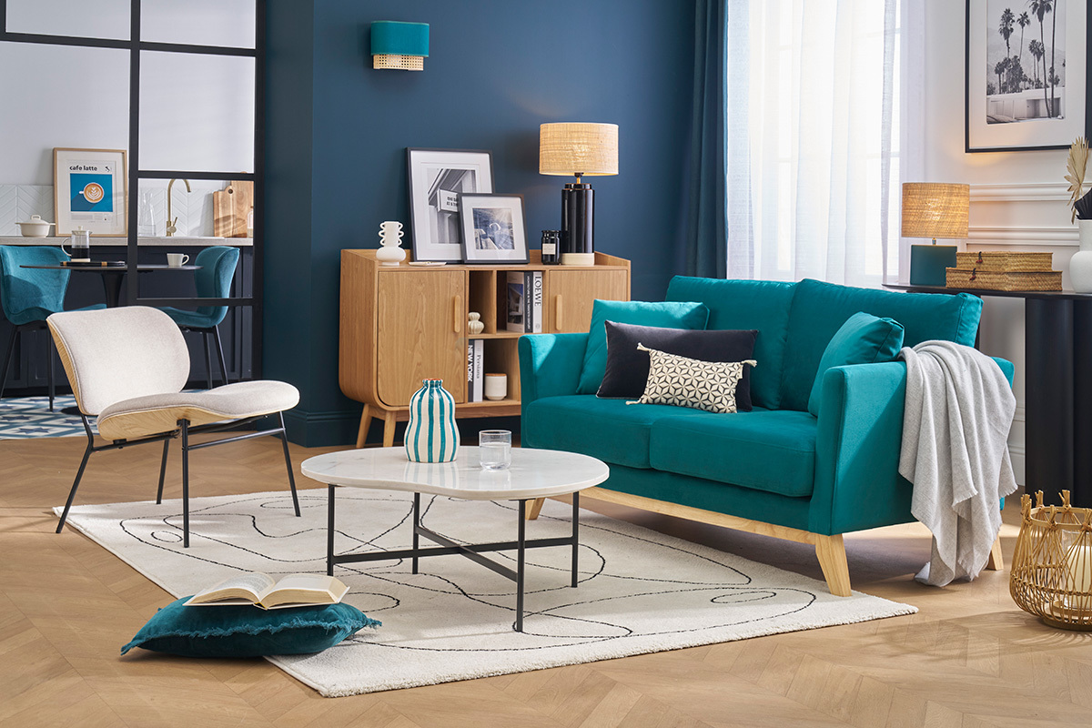 Blaues skandinavisches Sofa OSLO in einem modernen Wohnzimmer.