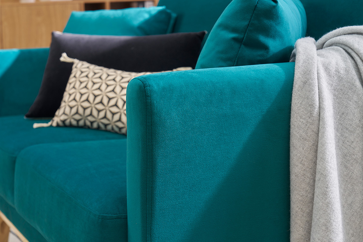 Skandinavisches 2-Sitzer-Sofa OSLO in Petrolblauem Samt mit dekorativen Kissen.