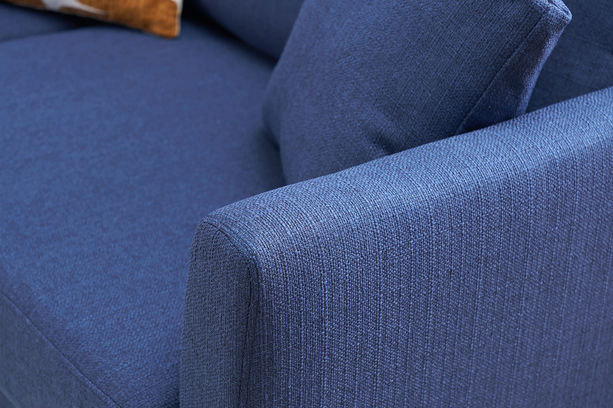 Nahaufnahme der Armlehne des dunkelblauen skandinavischen Stoffsofas.