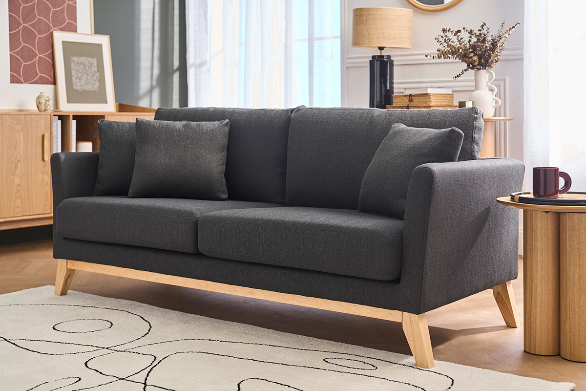 Dunkelgraues skandinavisches Sofa mit 3 Sitzen und hellen Holzbeinen, Frontansicht.