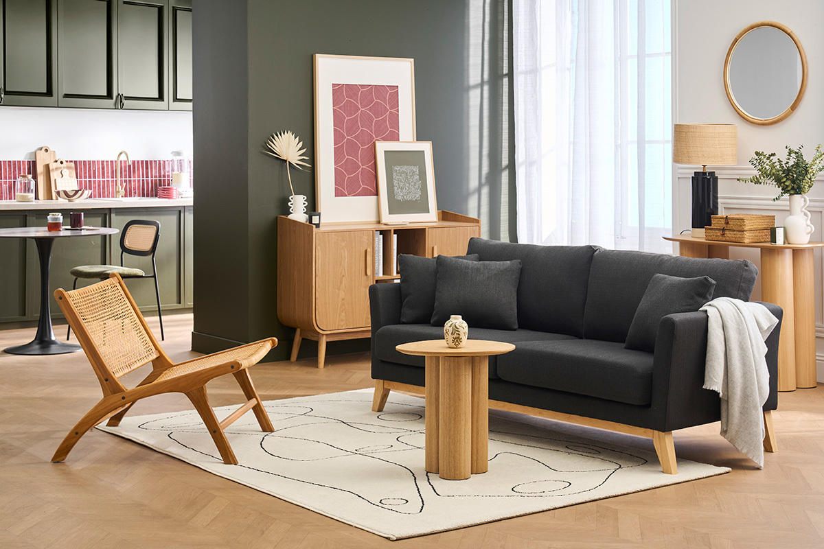 Skandinavisches 3-Sitzer Sofa in Dunkelgrau auf Teppich mit Couchtisch und Holzstuhl, modernes Interieur.