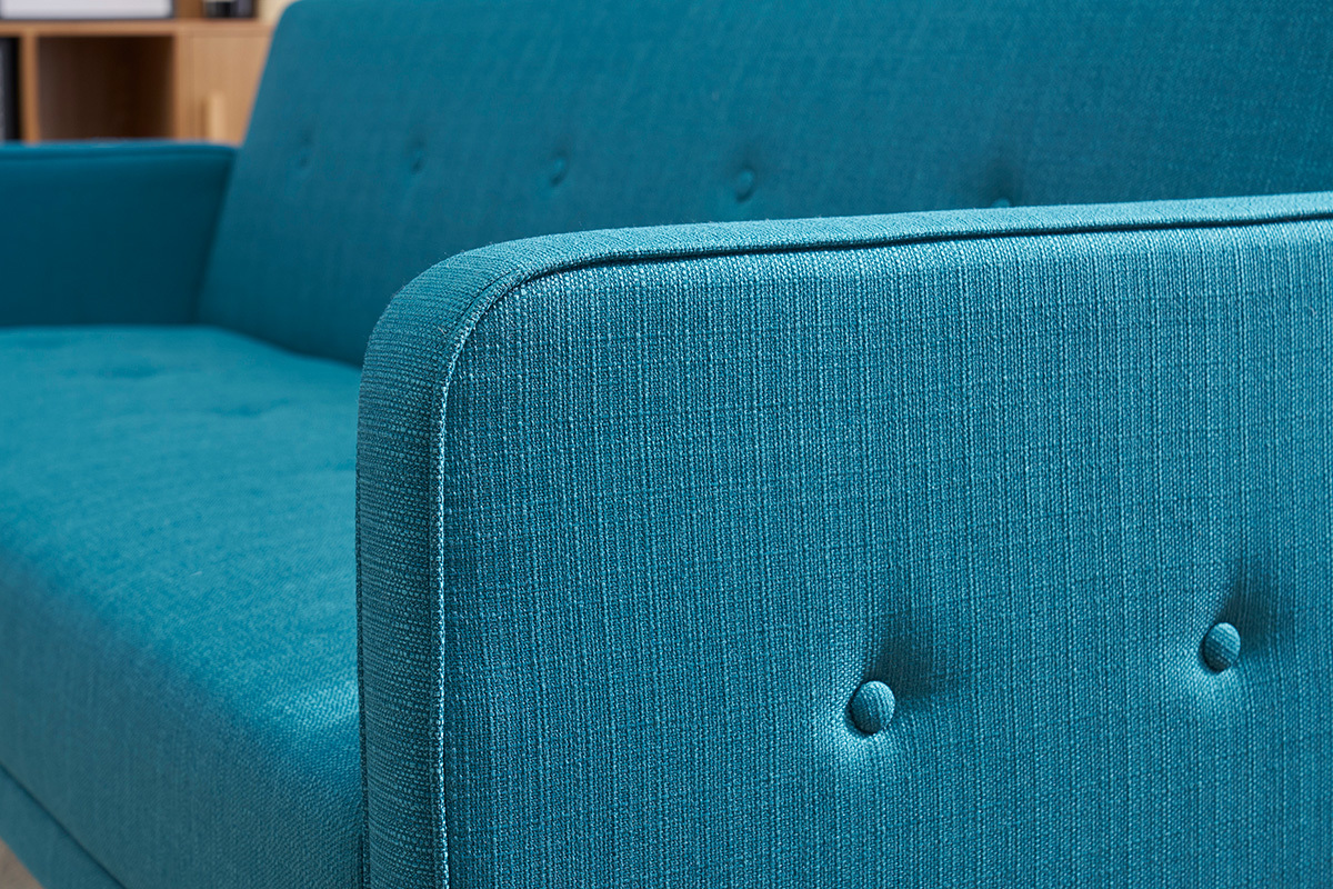 Detail des Arms und der Rckenlehne des blauen Schlafsofas aus Stoff, Nahaufnahme.