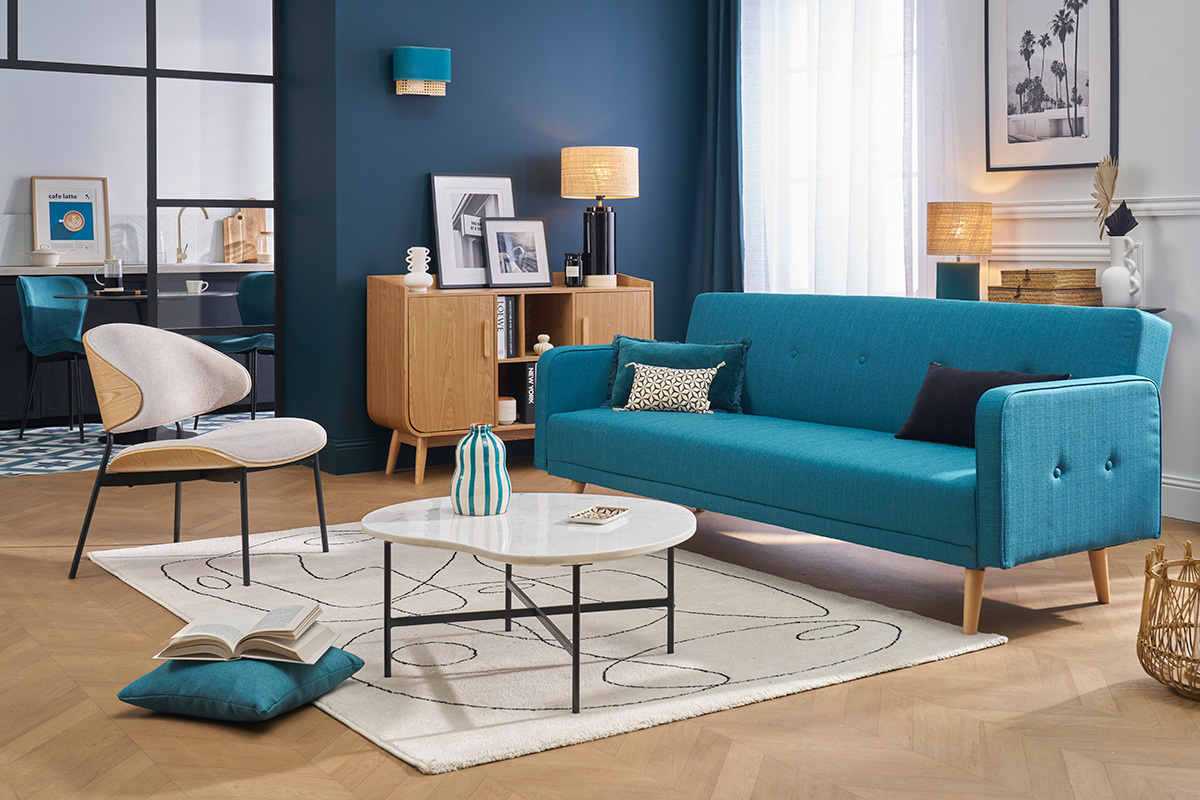Skandinavisches, blaues Schlafsofa mit drei Sitzpltzen in einem modernen Wohnzimmer.
