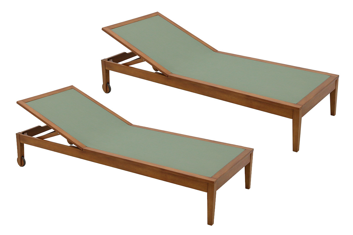 Zwei khakigr�ne Sonnenliegen mit Holzstruktur, Dreiviertelansicht.