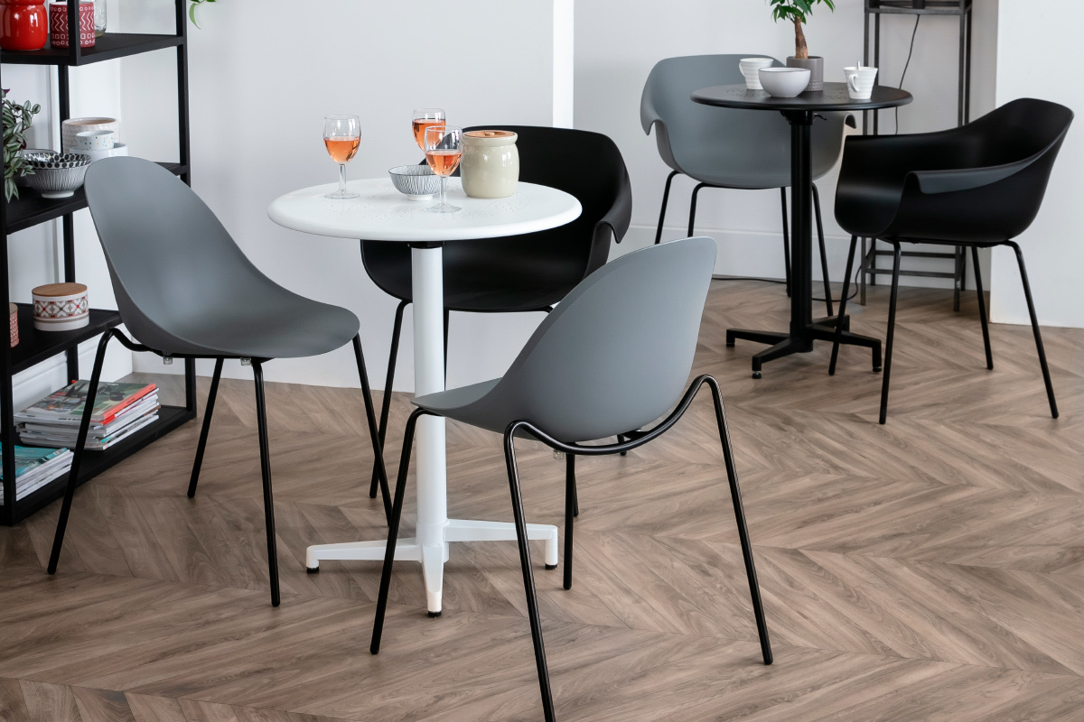 Stapelbare Design-Sthle mit grauen Metallbeinen (2er Satz) CONCHA