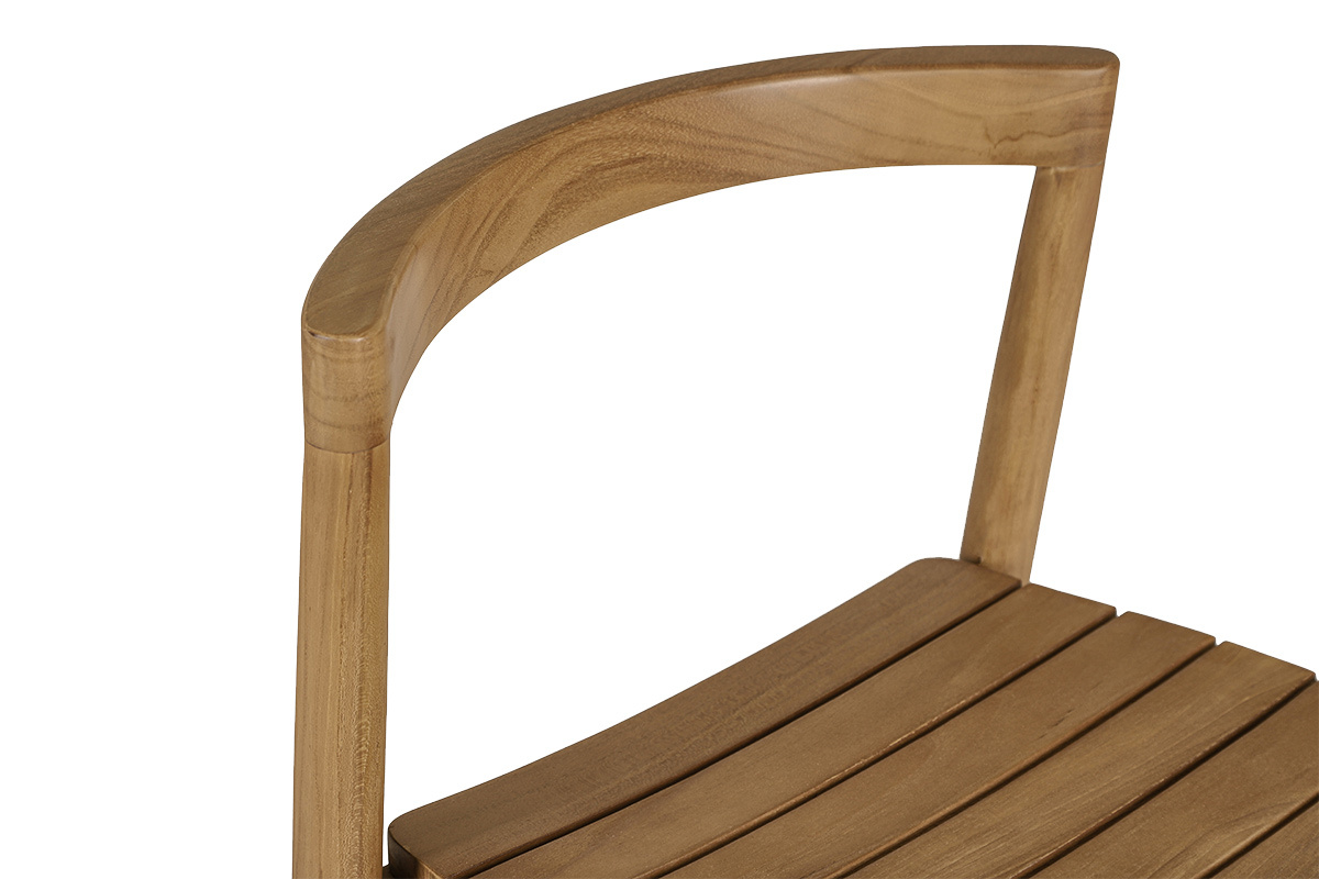 Detail eines Gartenhockers aus Teakholz, Nahaufnahme von Sitzfl�che und abgerundeter R�ckenlehne.