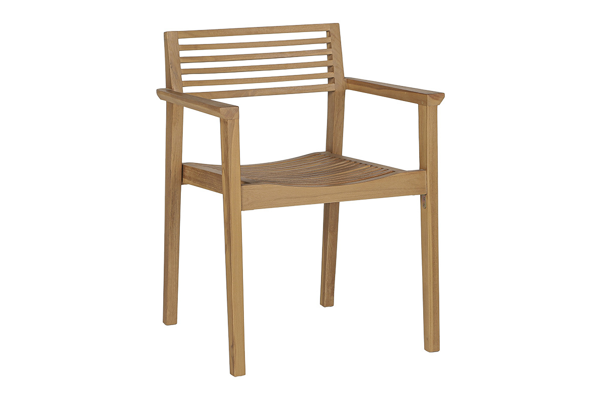 Gartenstuhl aus massivem Teakholz mit Armlehnen, 3/4-Ansicht, stapelbares Design.
