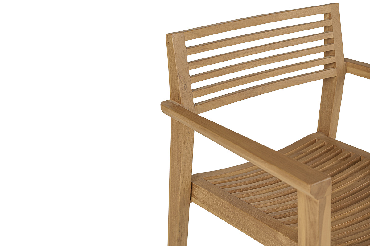 Detail eines Gartenstuhls aus massivem Teakholz mit Armlehnen und Lattenr�cken