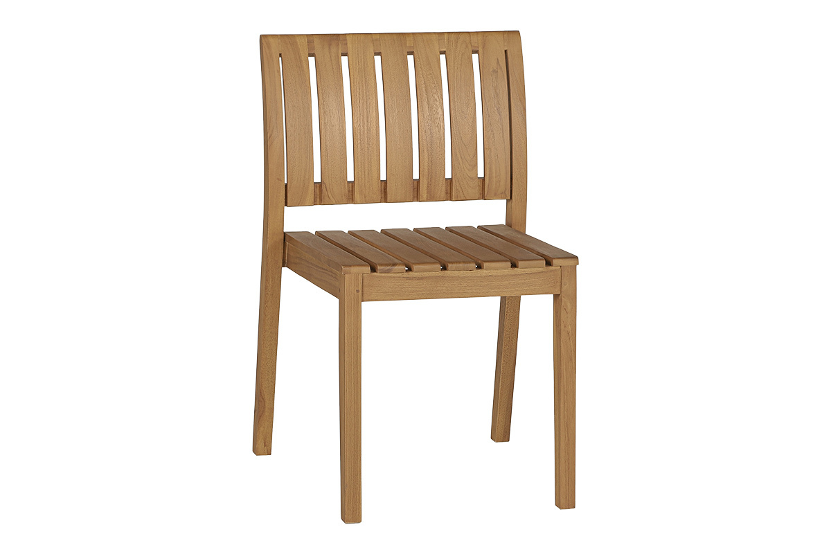 Stapelbarer Gartenstuhl aus massivem Teakholz, 3/4-Ansicht, klares Design ohne Armlehnen.