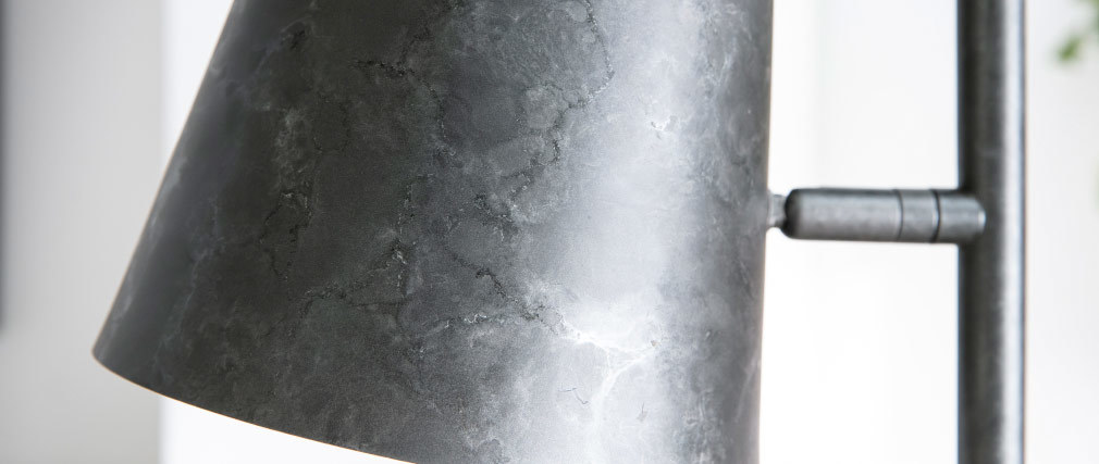 Stehlampe mit verstellbarem Lampenschirm aus Metall in Altsilber-Optik