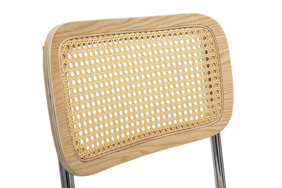 Lehne eines Rattangeflecht-Stuhls, heller Holzrahmen und verchromte Metallbeine, Nahaufnahme.