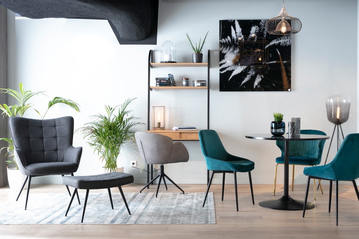 Designsthle HOLO in grauem Stoff und schwarzem Metall, verschiedene Winkel in einem modernen Wohnzimmer mit Tisch.