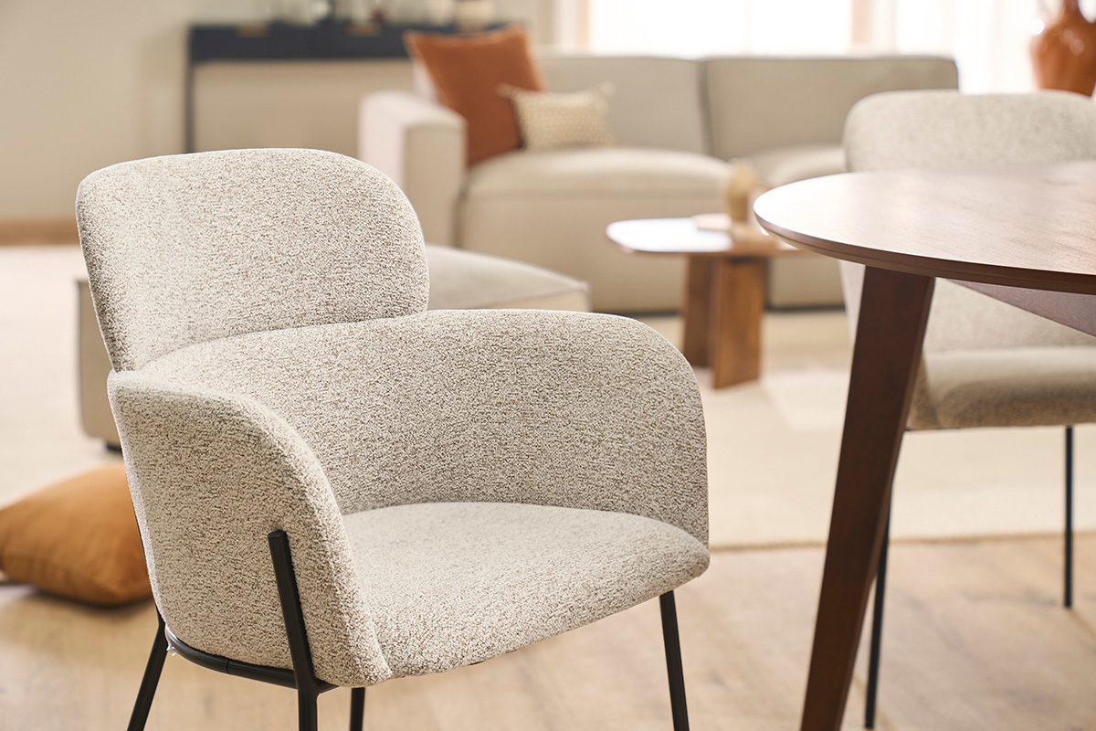Stoffdesignstuhl in Beige mit texturiertem Samteffekt und schwarzen Metallf��en TULUM