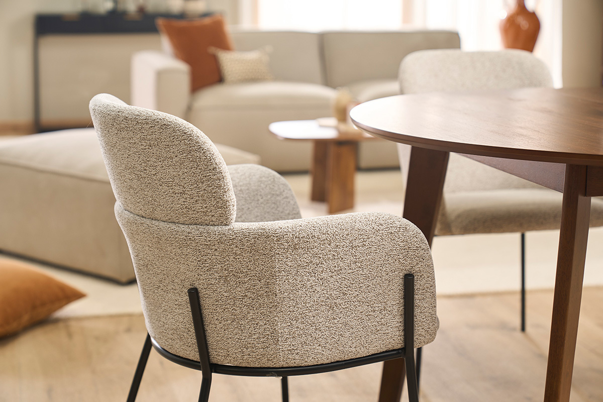 Stoffdesignstuhl in Beige mit texturiertem Samteffekt und schwarzen Metallf��en TULUM