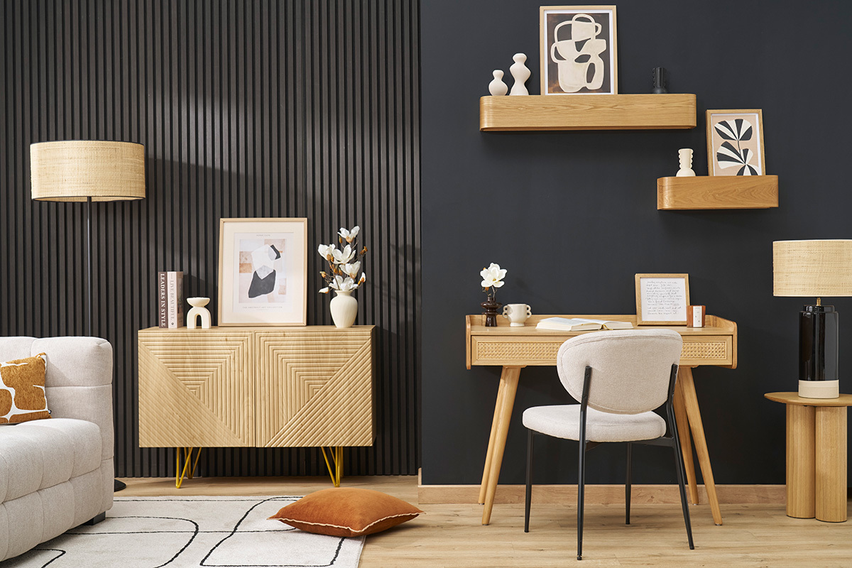 Stoffst�hle in Beige mit Samteffekt und schwarzem Metallgestell in einem modernen Ambiente.