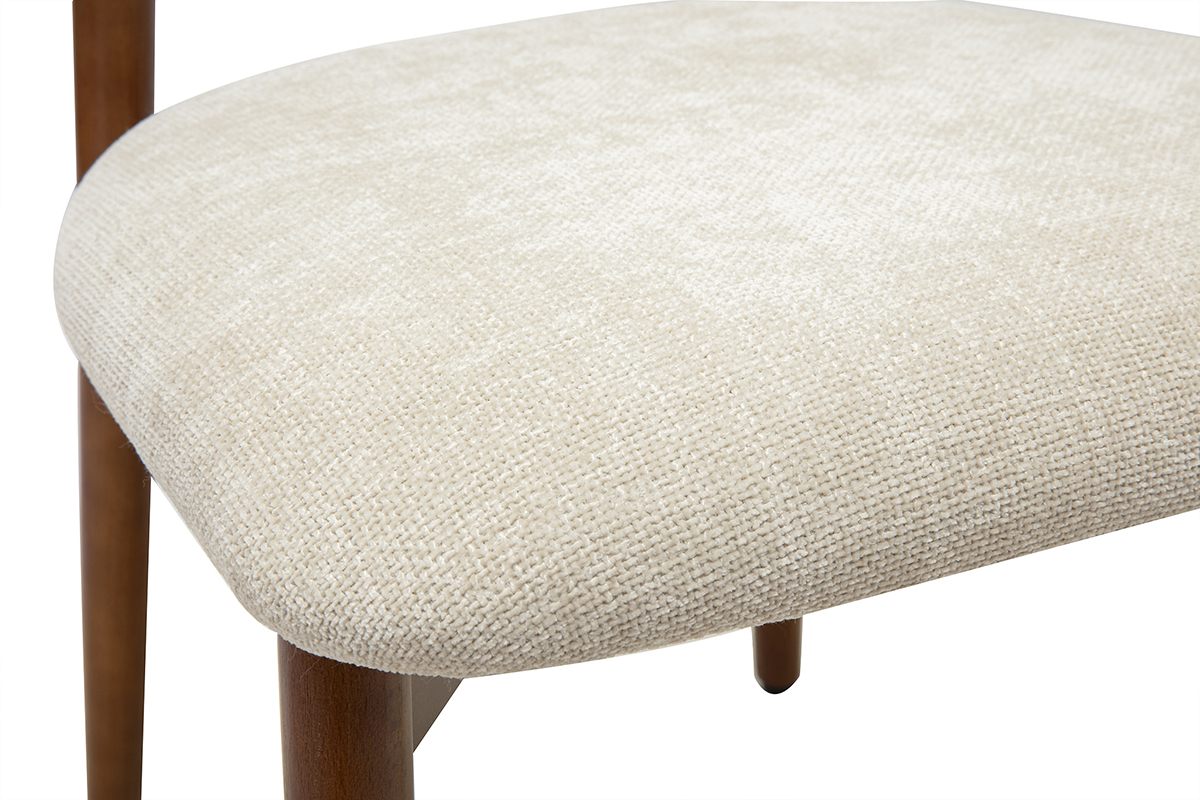 Detail des beigen Stoffes mit Samteffekt und der dunklen Holzbeine eines SIAME-Stuhls.