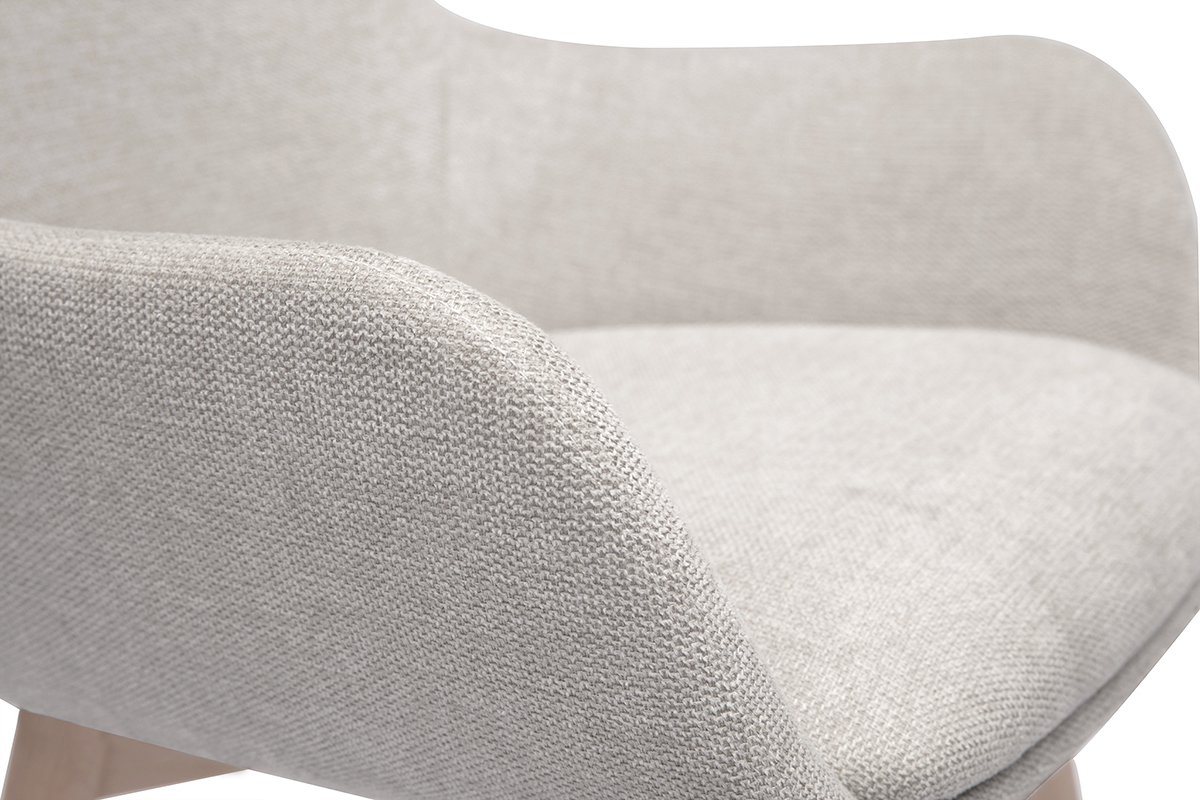 Nahaufnahme des Armlehnen und Sitzes in beige texturiertem Samtstoff des Stuhls ALESS.