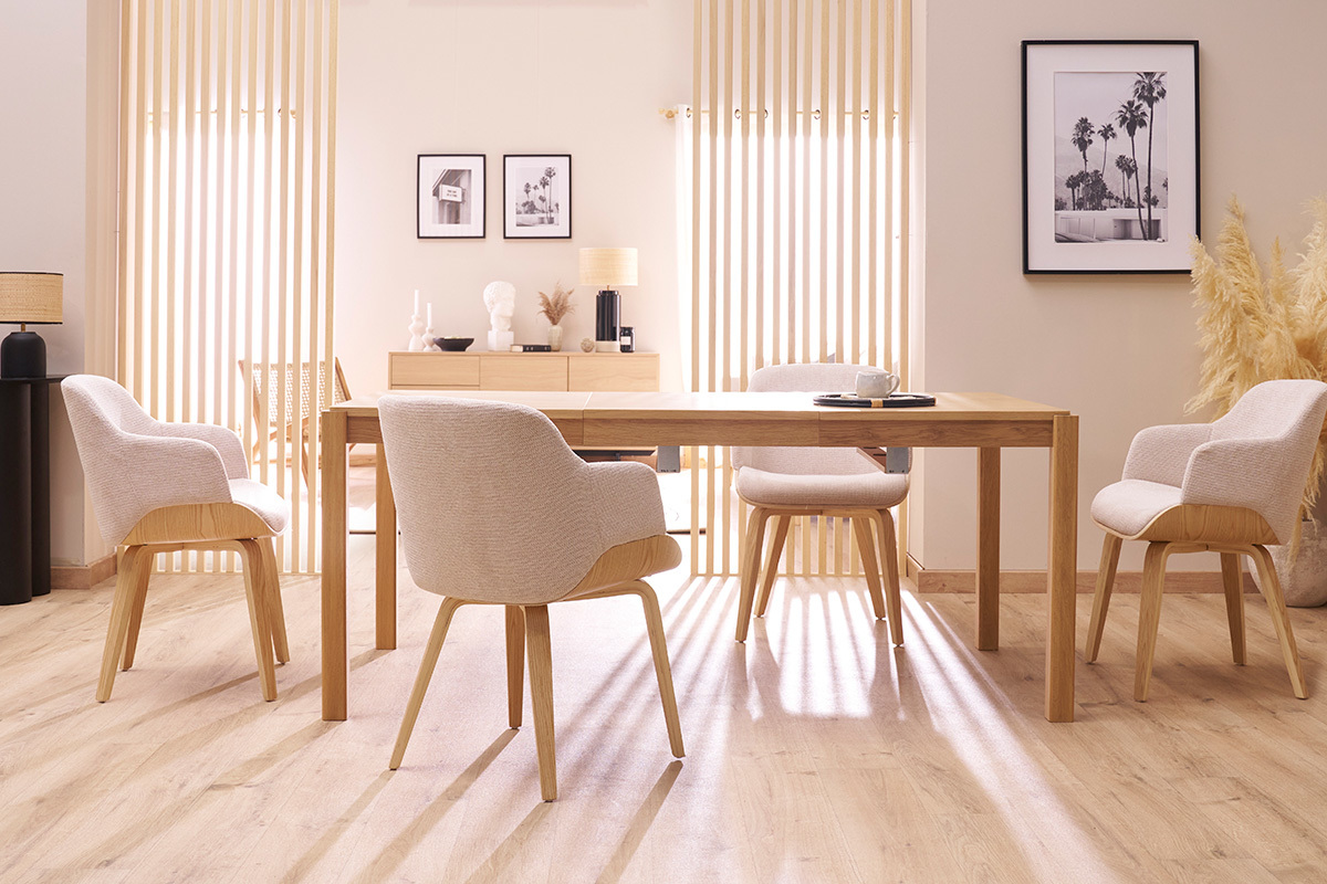 Esszimmer mit EARL-St�hlen aus beigefarbenem Chenille-Stoff und Holz um einen Tisch herum.