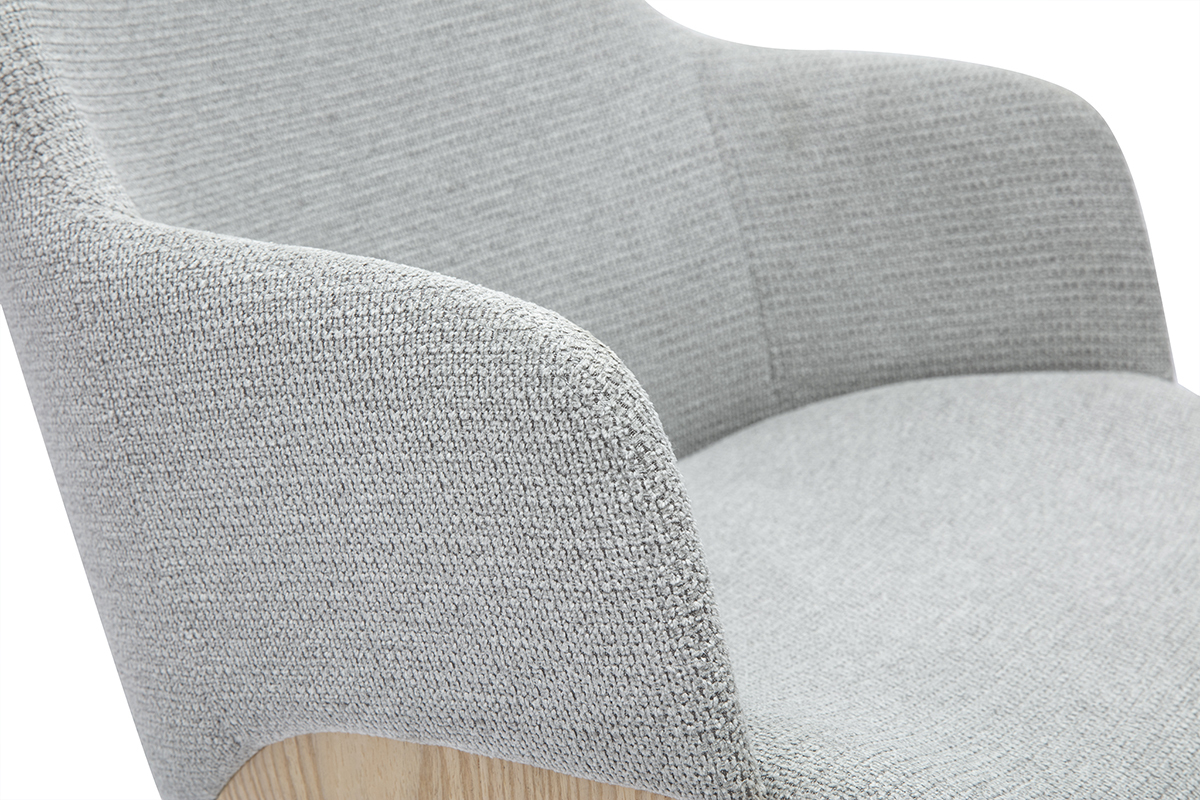 Detaillierte Ansicht der Armlehne und der R�ckenlehne des EARL Stuhls in grauem Chenille-Stoff mit hellem Holz.