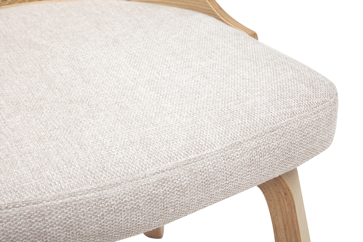 Detail der Sitzfl�che des Stuhls aus Stoff in beigefarbener Samtoptik mit hellen Holzbeinen.