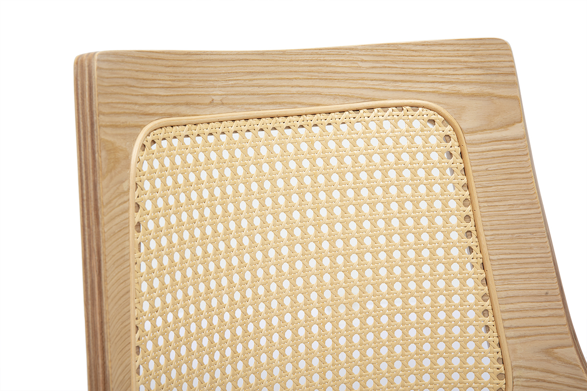 Stuhllehne aus hellem Holz mit Rattan-Geflecht, Nahaufnahme der Textur