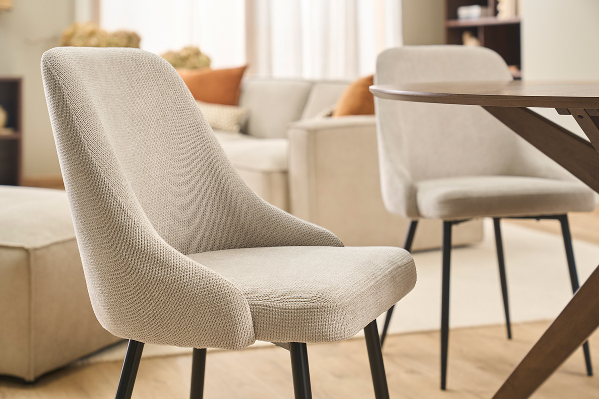 St�hle aus beigem Samteffekt-Textilgewebe und schwarzem Metall (2er Set) HASTA