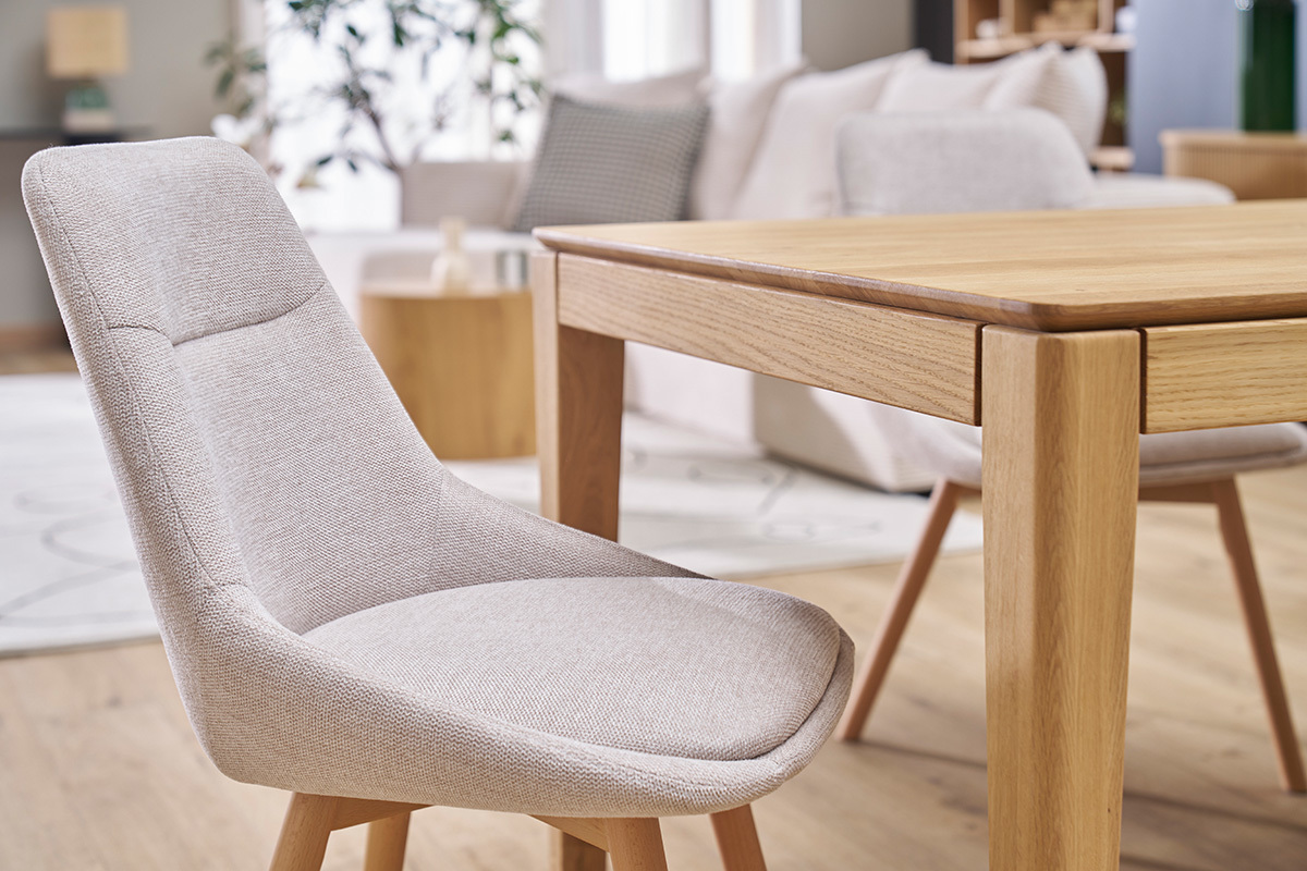 Sthle aus beigem Samteffekt-Texturgewebe und hellem Holz (2er Set) ALESS