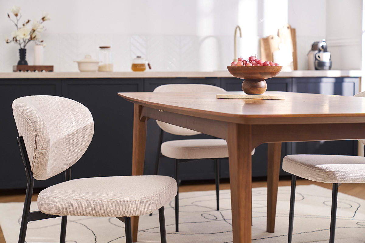 Sthle aus beigem samttexturiertem Stoff und schwarzem Metall (Set von 2) BREKA