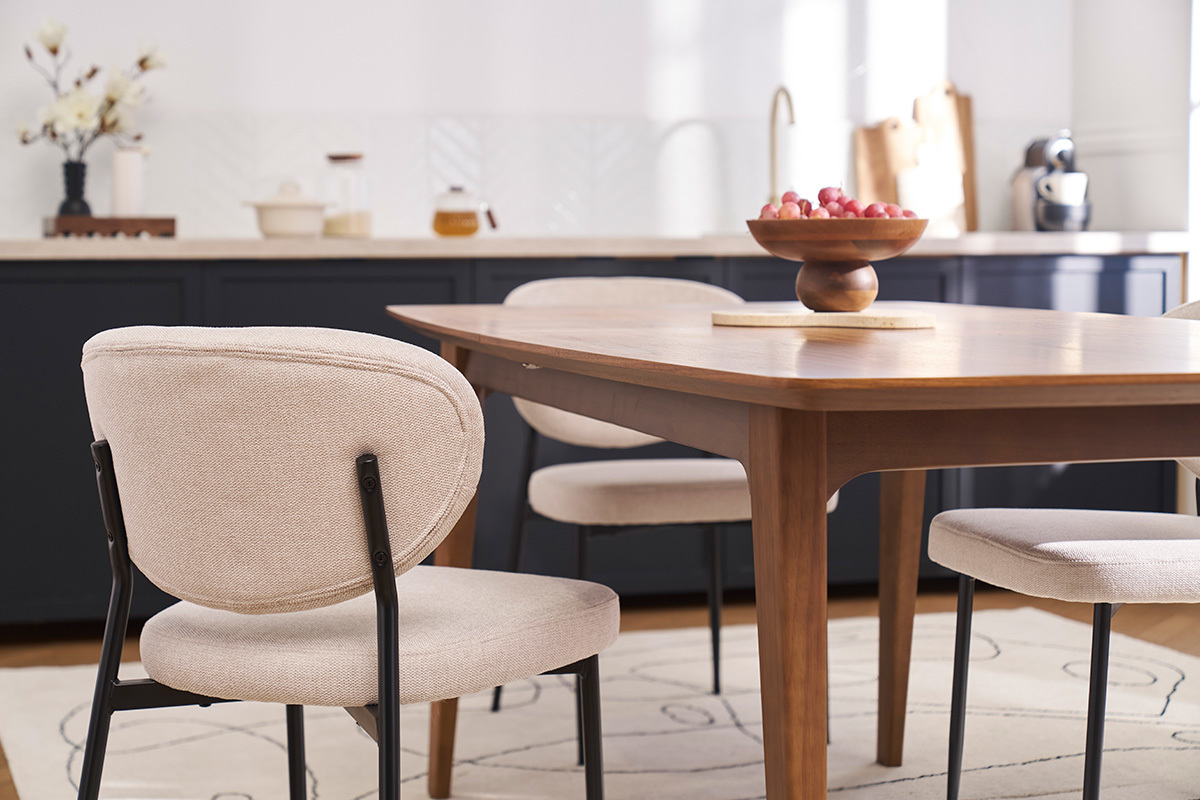 Sthle aus beigem samttexturiertem Stoff und schwarzem Metall (Set von 2) BREKA