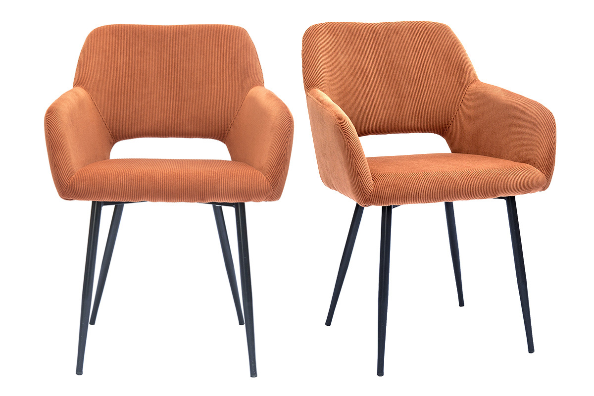Zwei Cord-Sessel in gebrannter Erde Farbe mit schwarzen Metallbeinen, Frontansicht.