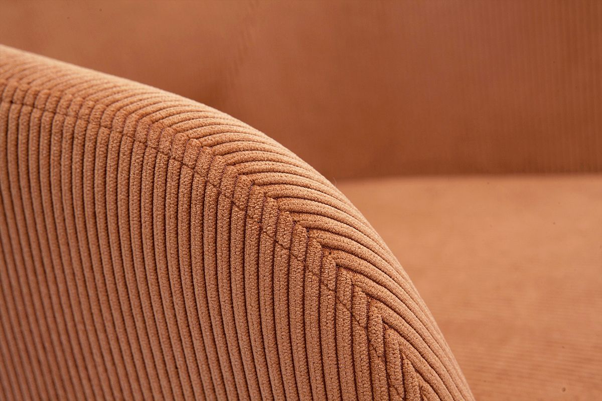 Nahaufnahme des erdbraunen Cordstoffes eines Stuhls.