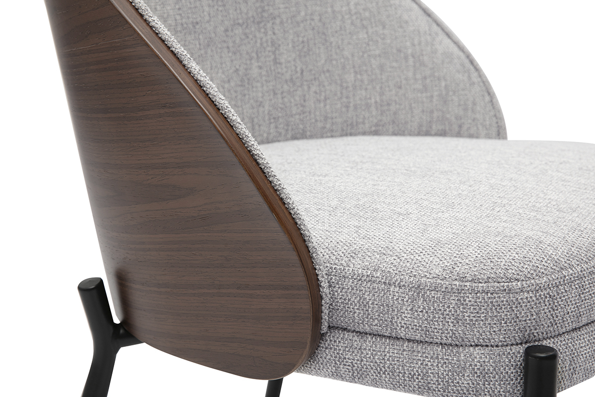 Detail eines Stuhls mit strukturiertem grauem Bezug, dunklem Holz und schwarzen Metallbeinen.