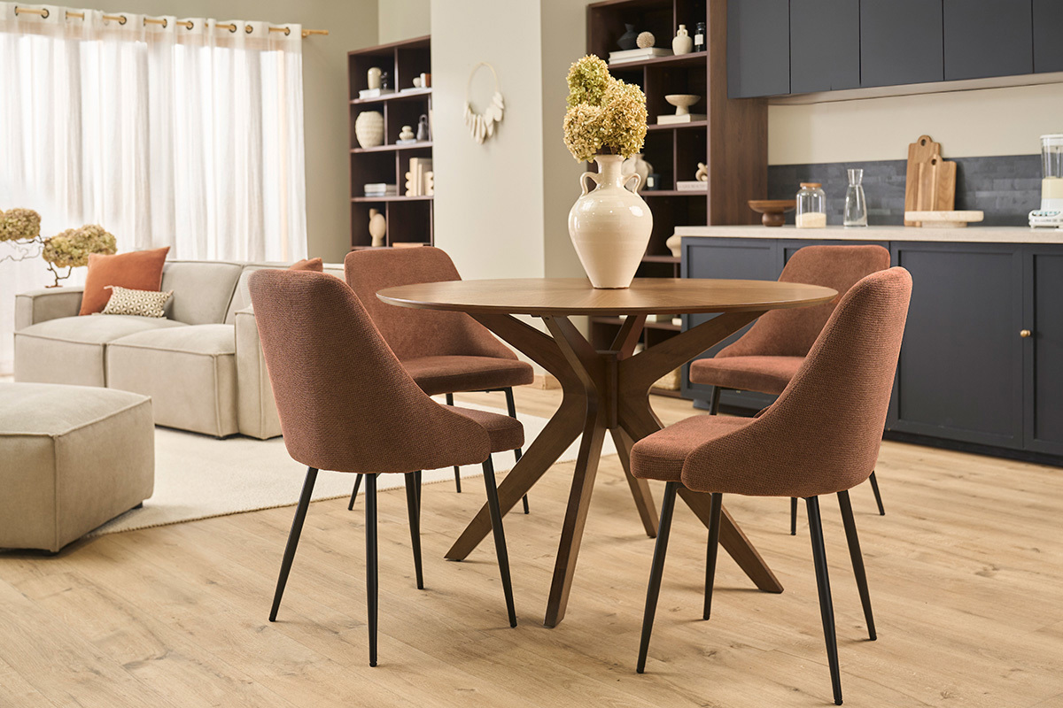 Stoffst�hle aus Chenille in gebranntem Erdton um einen Holztisch, modernes Dekor.