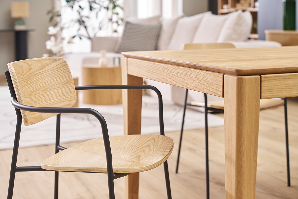 Helle Susan Holzst�hle mit schwarzem Metallgestell neben einem Holztisch.