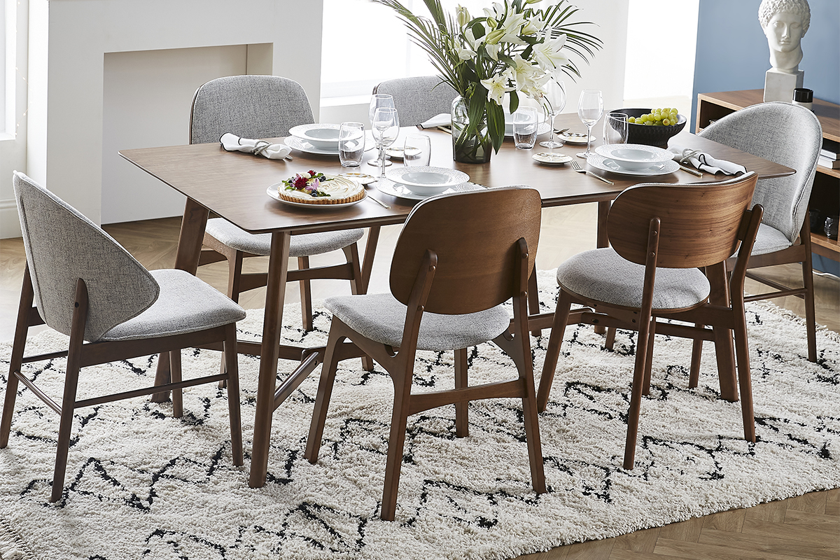 St�hle aus hellem Eschenholz SOQUETTE um einen Tisch, skandinavische und retro Atmosph�re.