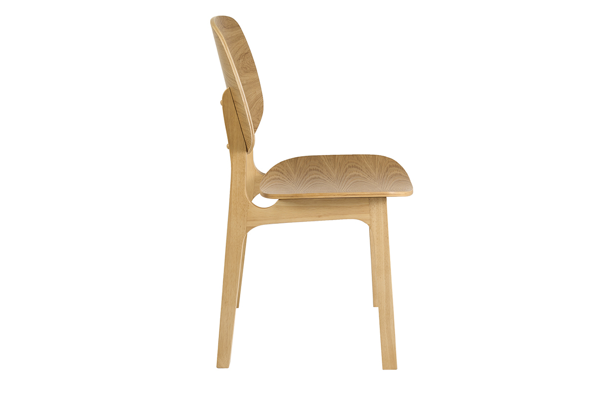 Stuhl aus hellem Eschenholz in Seitenansicht, skandinavisches Design, breite Sitzfl�che und geschwungene R�ckenlehne.