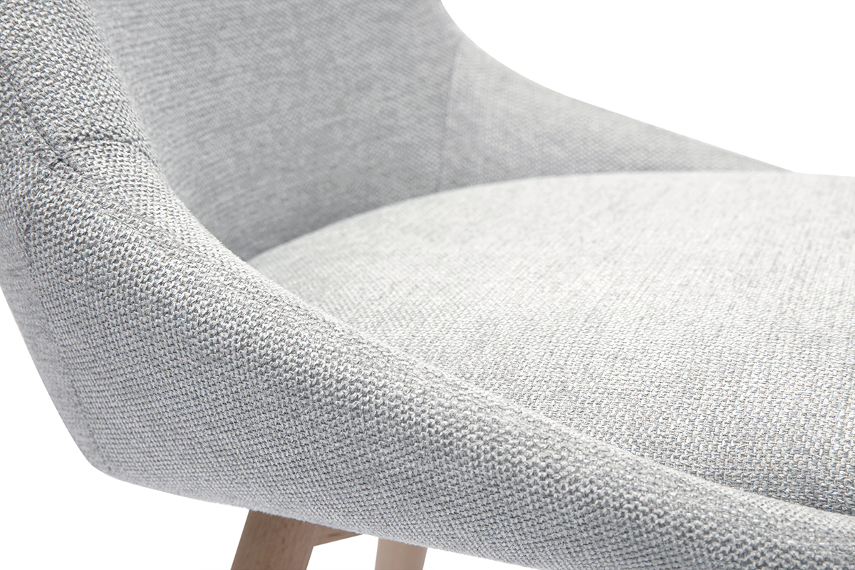Detail eines hellgrauen Stuhls in Textur-Samtstoff mit hellen Holzbeinen.