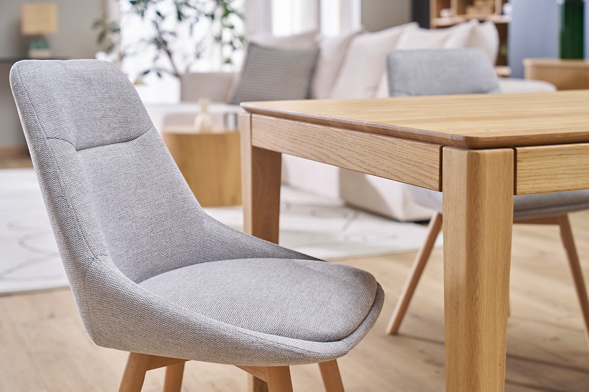 Sthle aus hellgrauem Samteffekt-Stoff und hellem Holz (2er Set) ALESS