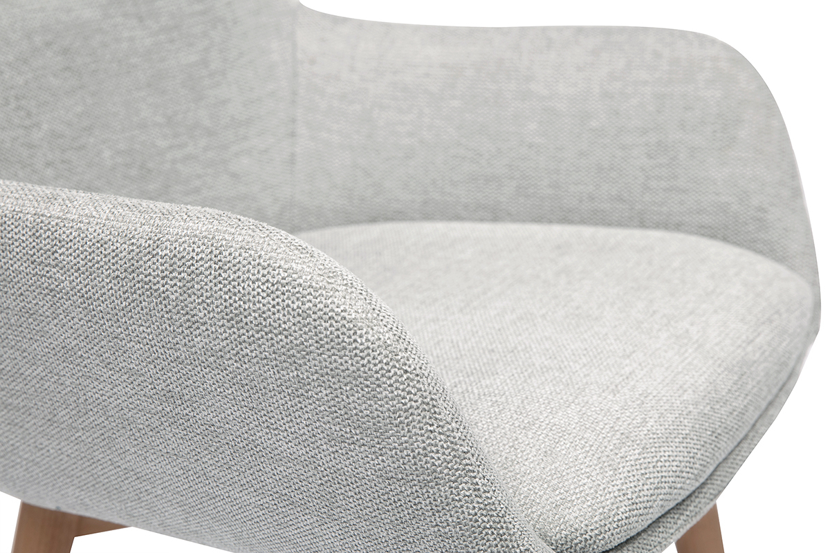 Detail Stuhl ALESS Stoff in hellgrauem Samteffekt, Armlehne und Sitz.