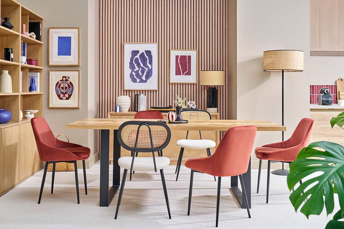 Esszimmer mit roten Samtst�hlen und schwarzem Metall um einen Holztisch.